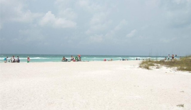 Gorgeous Home short distance to white sandy Beach, heated pool and spa, elevator