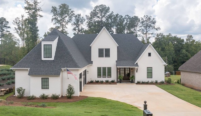 Gorgeous Home so close to Downtown Auburn and Auburn University!