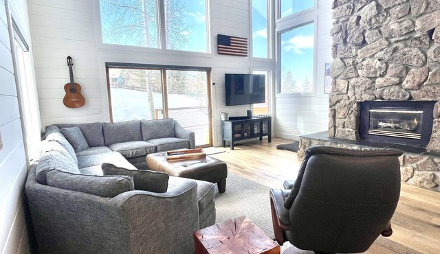 Gorgeous Home + Close to Skiing + Garage + Private dry sauna