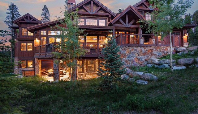 Gorgeous Home w/Fire Pit, Walk to Ski Lifts!