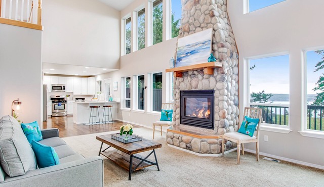 Gorgeous home with gas fireplace & enormous deck + mountain & water views