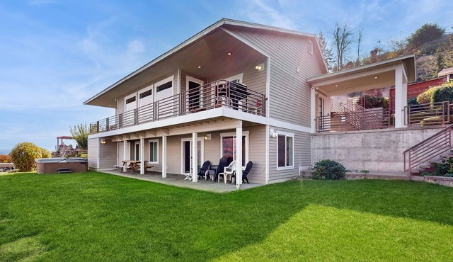 Gorgeous home with 92 feet of private waterfront, swim deck & private hot tub