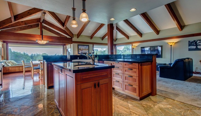 Gorgeous Home with a Deck & Garden - Walk to the Beach & Lighthouse