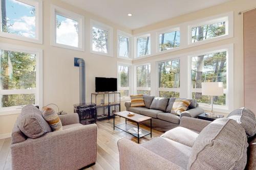 Gorgeous home with a gas grill kitchen washer&dryer patio & gas fireplace
