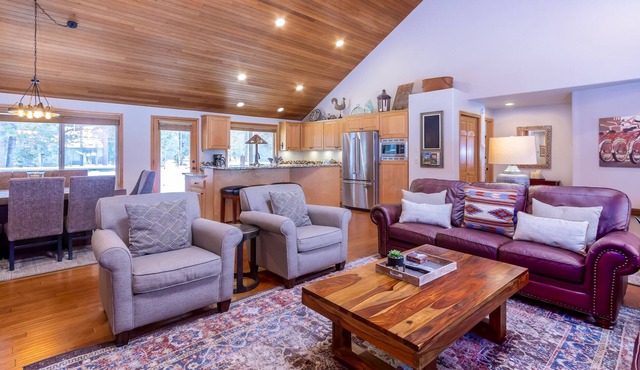 Gorgeous Home with AC, Gas Fireplace, Private Hot Tub, Ping Pong - DUTC17