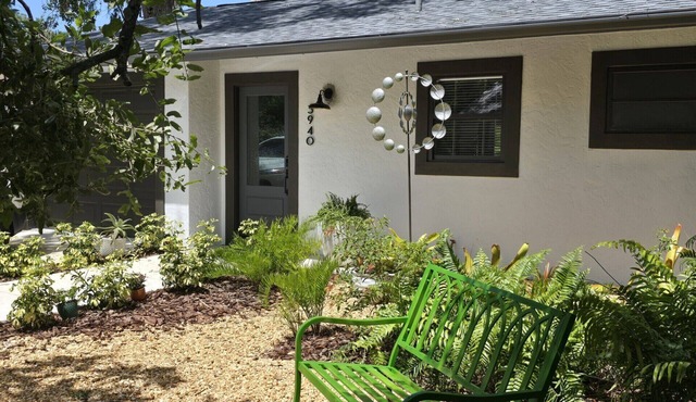 Gorgeous home with private garden - SOO close to beaches, downtown and shopping!