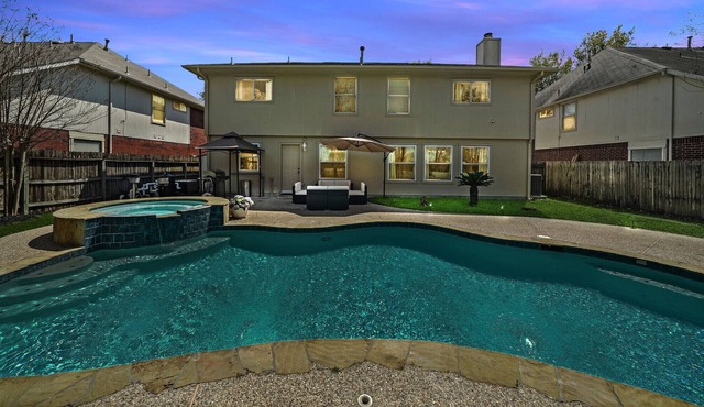 Gorgeous Home with sparkling pool/ Spa & Pool Table!