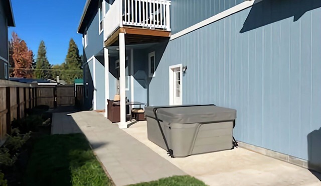 Gorgeous home with main room king bed, 4 person hot tub & EV charger