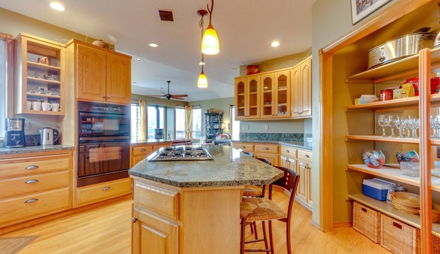 Gorgeous home with private hot tub, Columbia River Gorge views & deck