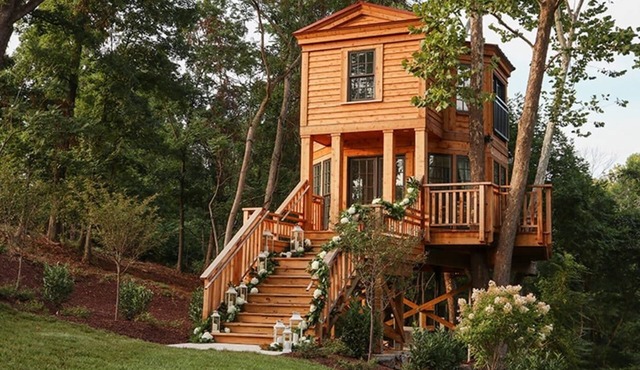 Gorgeous Honeymoon Treehouse built by Treehouse Masters!