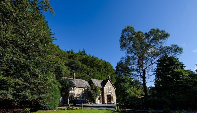 Gorgeous house in spectacular secluded grounds, with beaches nearby