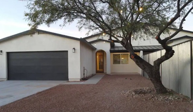 Gorgeous House, King Suite, Central Location.