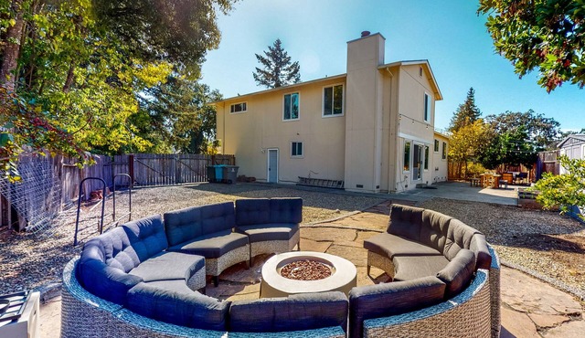 Gorgeous House/Large Yard Prefect For Family/Friends Gathering