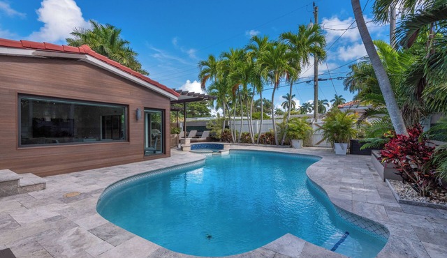 Gorgeous house with backyard with the pool. Near the beach!