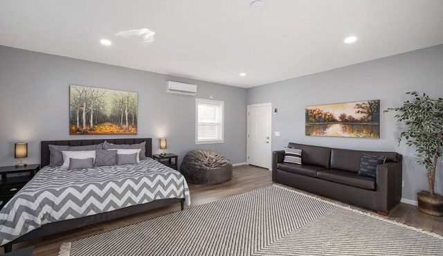 Gorgeous Huge Studio Condo with In Room Jacuzzi Tub