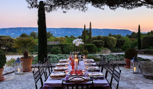 Gorgeous in Gordes, Elegantly Furnished with Pool, Tennis and Views