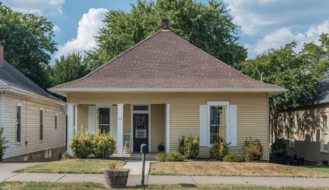 Gorgeous interior, walk to downtown, amazingly renovated historic 1901 house!
