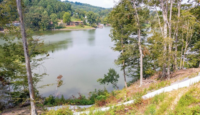 Gorgeous Kingsport Lakehouse With Huge Two-Story Screened In Porch!
