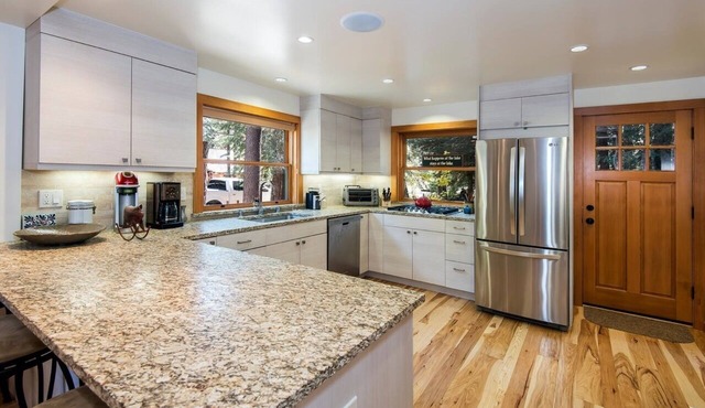 Gorgeous Knotty Pine Home on Westshore. Walk to Beach/Pier Access