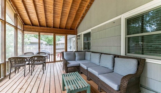 Gorgeous l 3 Season Porch l Dry Bar l Fireplace