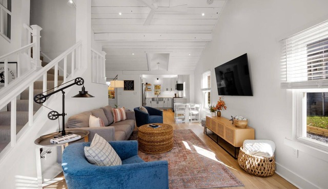 * Gorgeous Loft Style House w/Luxury, Charm, & Comfort *