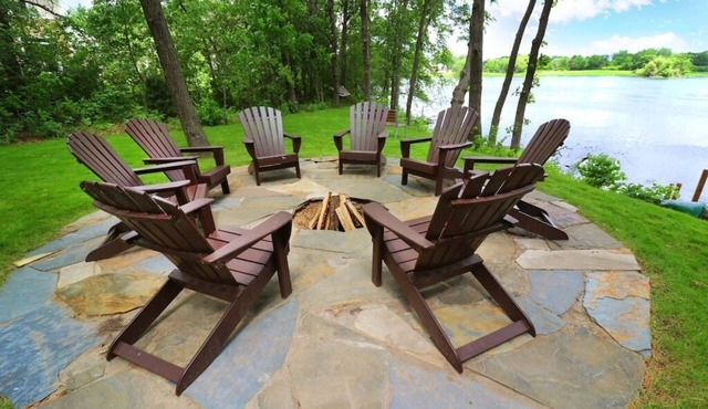 Gorgeous Lake Home with Hot Tub - by MOA and MSP
