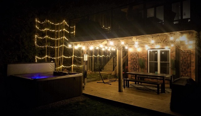 Gorgeous lakefront getaway mere minutes from city amenities- with hot tub!