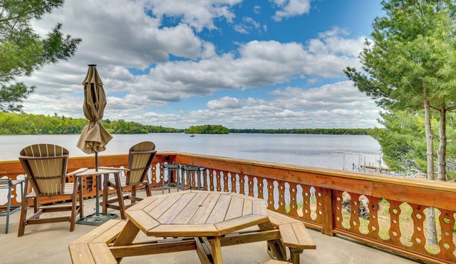 Gorgeous Lake Arbutus Getaway w/Dock & Boat House