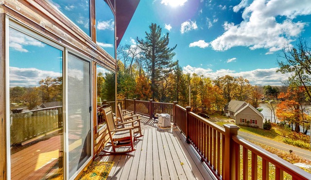 Gorgeous Lake Ashmere Home with Private Hot Tub & Lake Views, Screened Porch