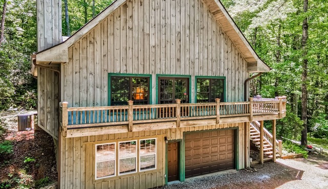 Gorgeous Lake Burton retreat with private deck, fireplace & W/D - dogs welcome