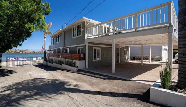 Gorgeous Lake Front Home w/Boat Access