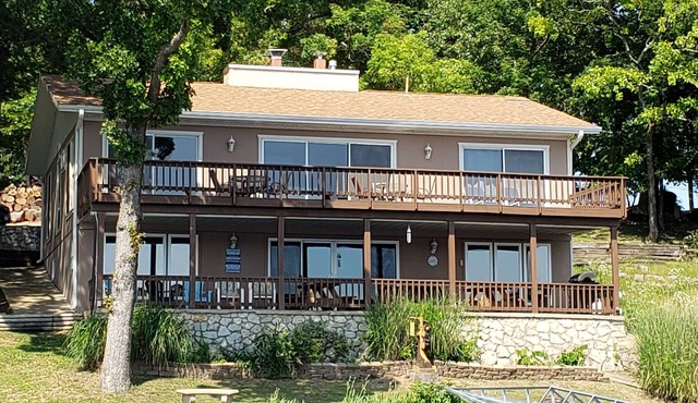 Gorgeous Lake Front. Private Dock. Family Getaway. Lake Ozarks.