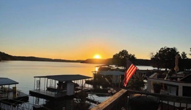 GORGEOUS LAKE FRONT 3BR Entire Home with Private Dock & Pet Friendly!