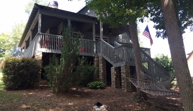 GORGEOUS LAKE FRONT 3 BEDROOM CABIN ON LAKE WEDOWEE-15 steps to lake! 5 stars!