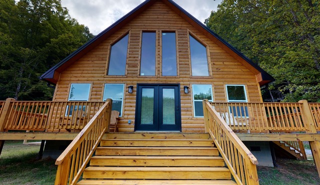 GORGEOUS LAKE FRONT CABIN - PRIVATE LAKE ACCESS-FISHING, KAYAKING, AND HIKING.