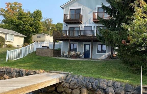 Gorgeous Lake Front House with Dock, 9 Bedroom & 4 Bathrooms