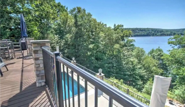 Gorgeous, Lake-Front Retreat at Lake Wallenpaupack! Perfect year-round!