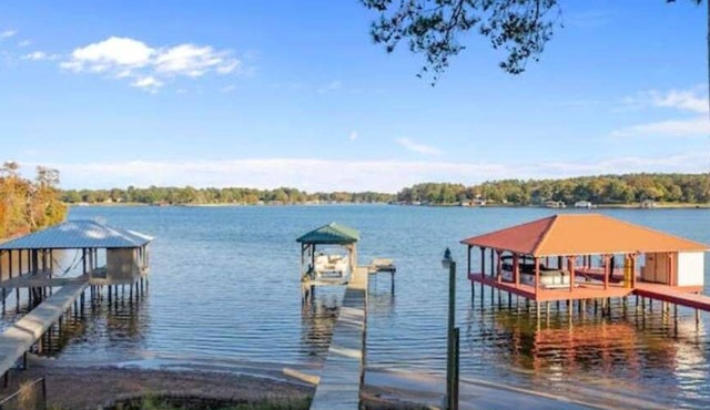 Gorgeous Lake Front Retreat, Private Dock and Boathouse!