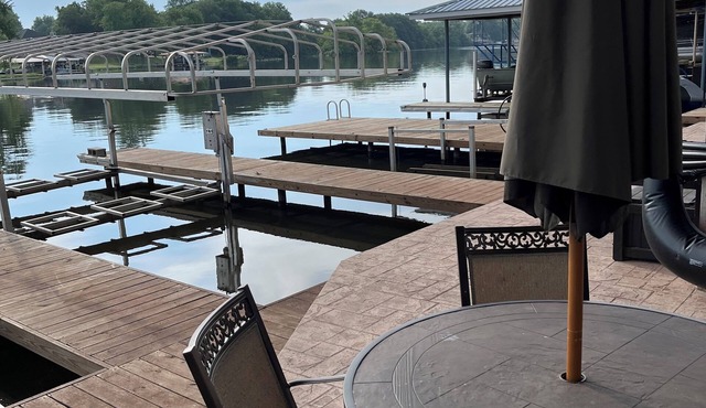 Gorgeous lake front cottage. Enjoy those summer nights on the lake