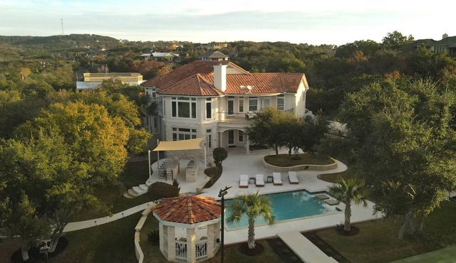 GORGEOUS LAKE TRAVIS RETREAT HOME WITH POOL, COURT AND FITNESS ROOM
