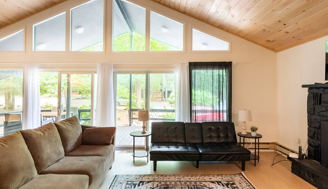 Gorgeous Lake Cabin in the Poconos with private hot tub