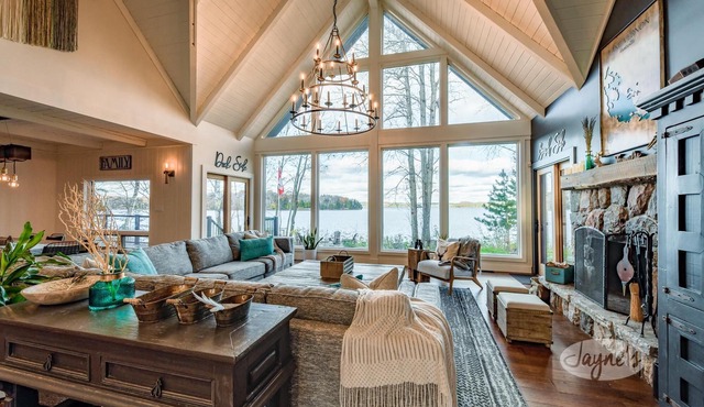 Gorgeous Lake Vernon - 5 Bdrm! 5 min boat to Huntsville! AC! Sandy Beach!