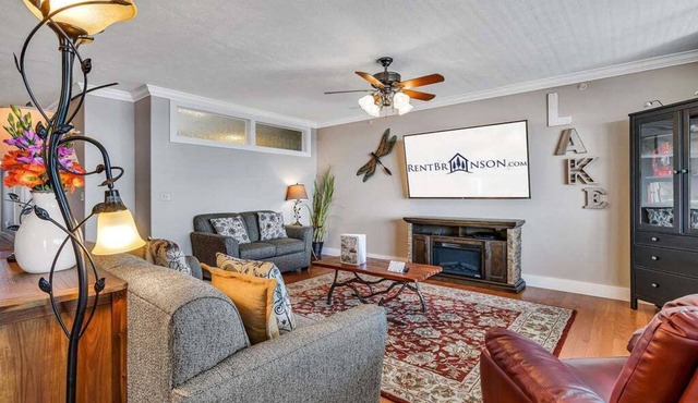 Gorgeous Lake View Condo, Spacious & Minutes from Silver Dollar City with Free WiFi & Tickets