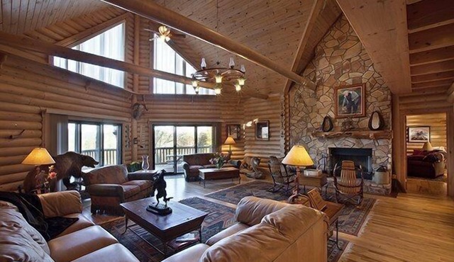 Gorgeous Lake View Lodge with Private Dock
