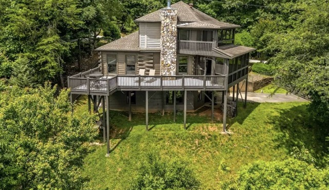 Gorgeous Lake View Log Cabin with Hot Tub!