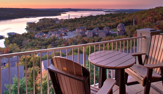 Gorgeous Lake View Minutes to SDC Free Tickets-Cmty Outdoor Pool Upgraded Kitchen