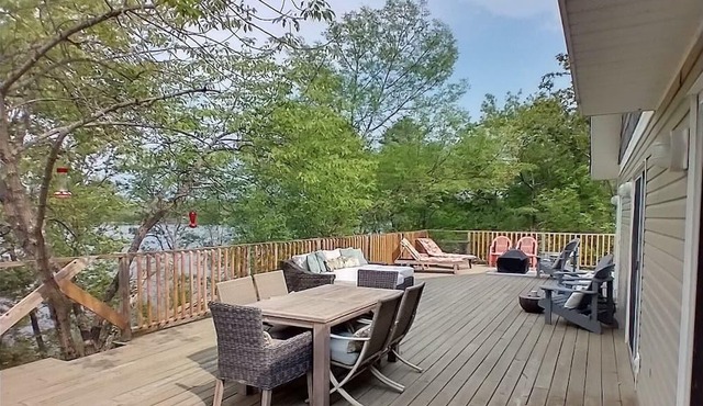 Gorgeous lakefront 1 level open-concept cottage, decks, docks, peace & quiet