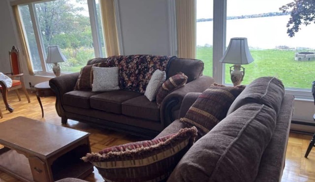 Gorgeous Lakefront 5-Bedroom Cottage 40min to TOR.