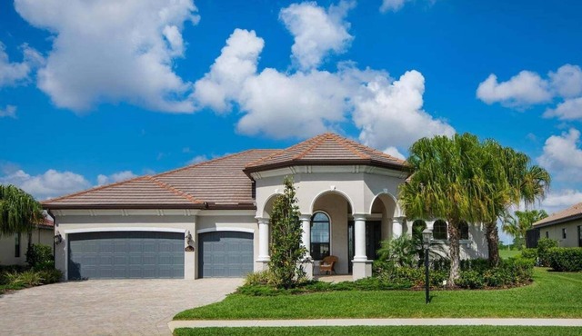 Gorgeous lakefront pool home with golf coarse view - Birdie