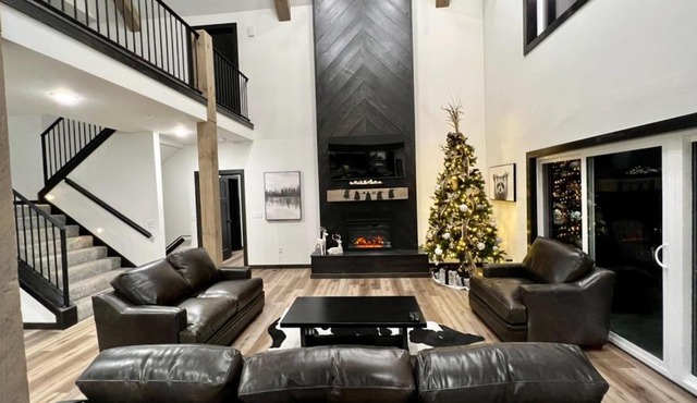 Gorgeous Lakefront Lodge with Free canoes, kayaks, pickleball, volleyball and much more!